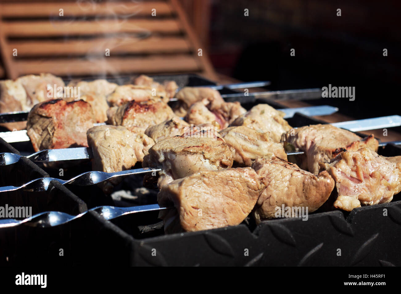 La carne a la parrilla en la terraza al aire libre Foto de stock