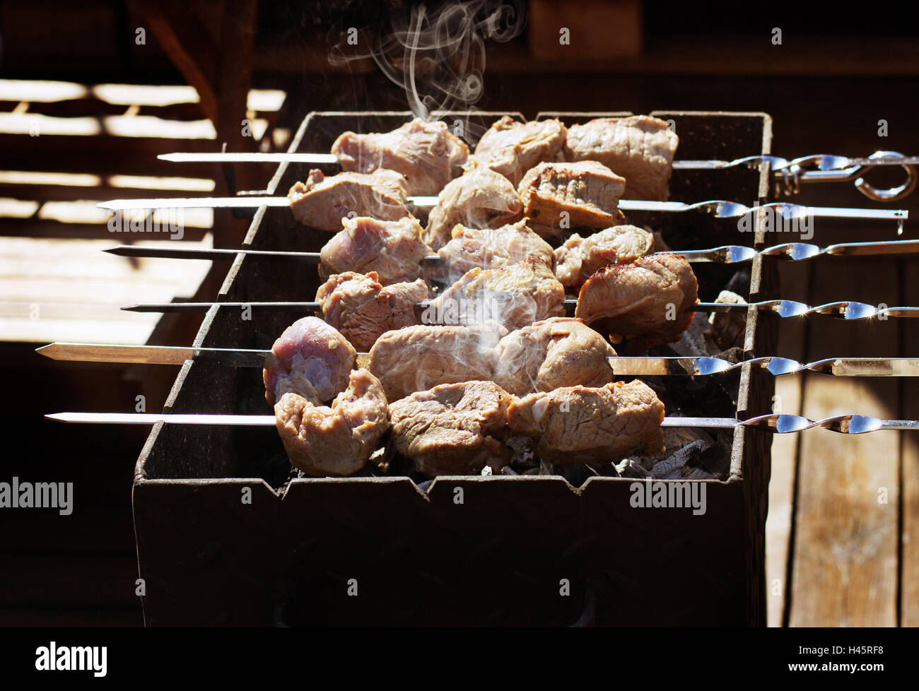 La carne a la parrilla en la terraza al aire libre Foto de stock