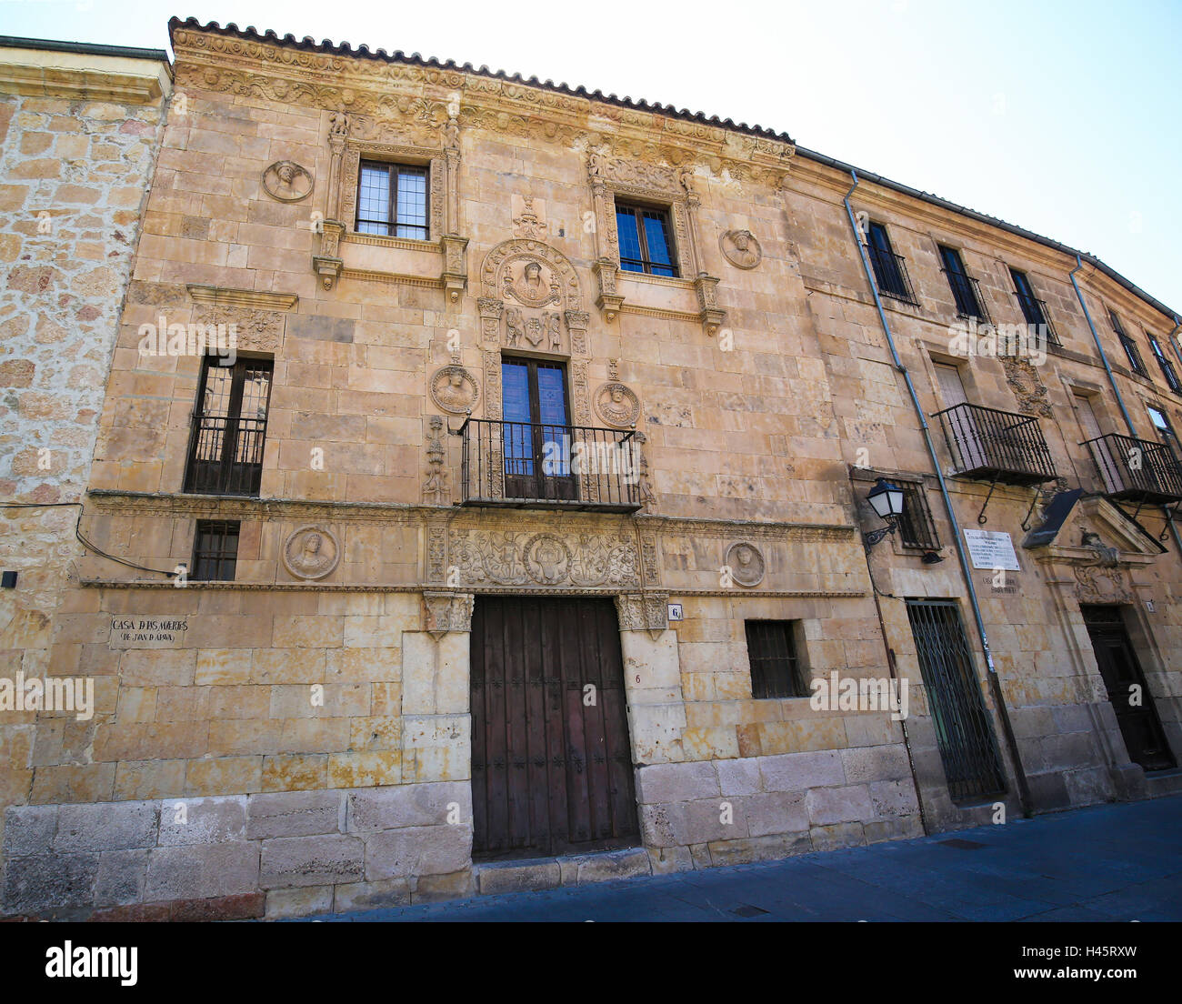 Casa de las muertes en el centro de Salamanca, España. Esta casa, diseñada  por el arquitecto Juan de Álava, incluye cuatro scarved sk Fotografía de  stock - Alamy