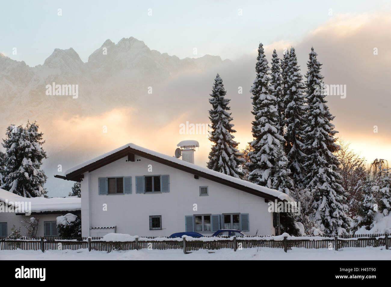 Paisaje de montaña, en invierno, la casa, cubiertos de nieve, sol, nubes, luz trasera, Foto de stock