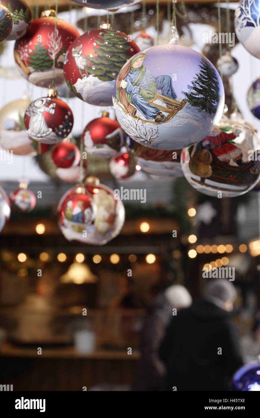 Mercado de Navidad, puesto en el mercado, venta, decoración de árbol, Foto de stock