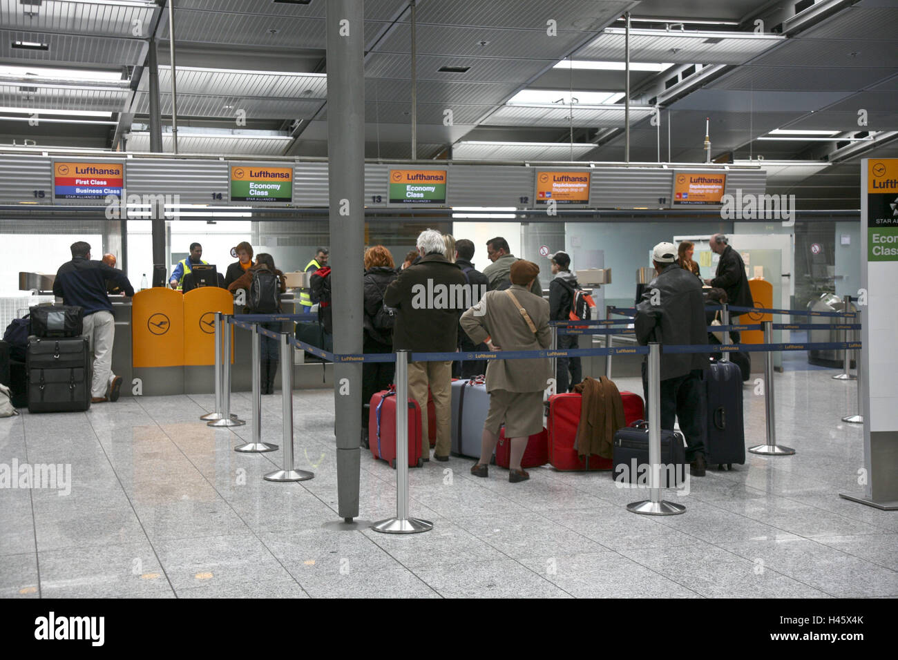 Alemania, Hesse, Francfort del Meno, aeropuerto, sala de despacho, check  in, viajeros, viajes, volar, controles, despacho, interruptor, check in, el  despegue, cola, espere, turismo, viajes, vacaciones, pasajeros, personas,  turistas, Lufthansa, signos 