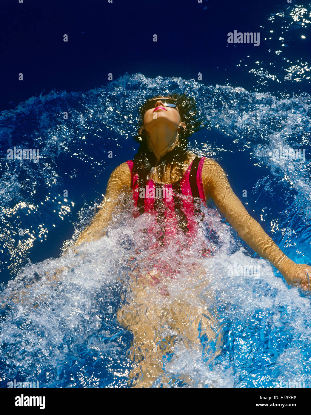 Chica nadar en piscina Foto de stock