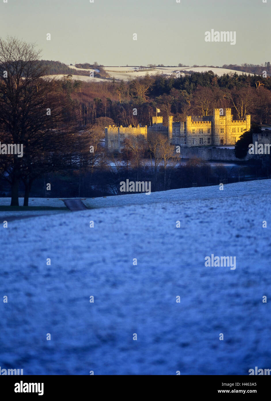 Paisaje invernal del Castillo de Leeds en la nieve, Kent, Inglaterra, Reino Unido Foto de stock