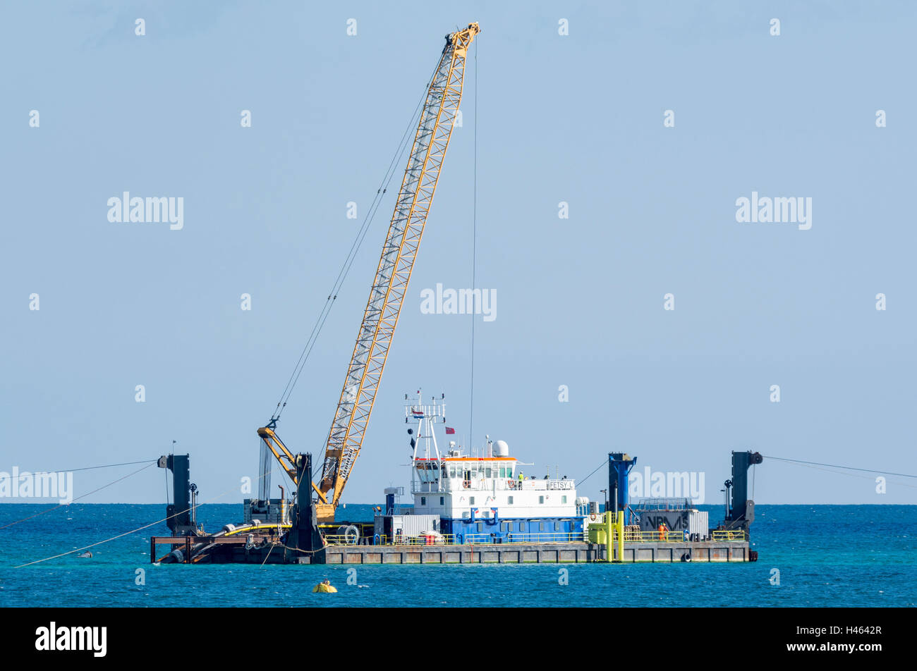 Plataforma de construcción en el mar tendido de cables submarinos para parques eólicos construidos en el mar, frente a la costa sur de Reino Unido. Foto de stock