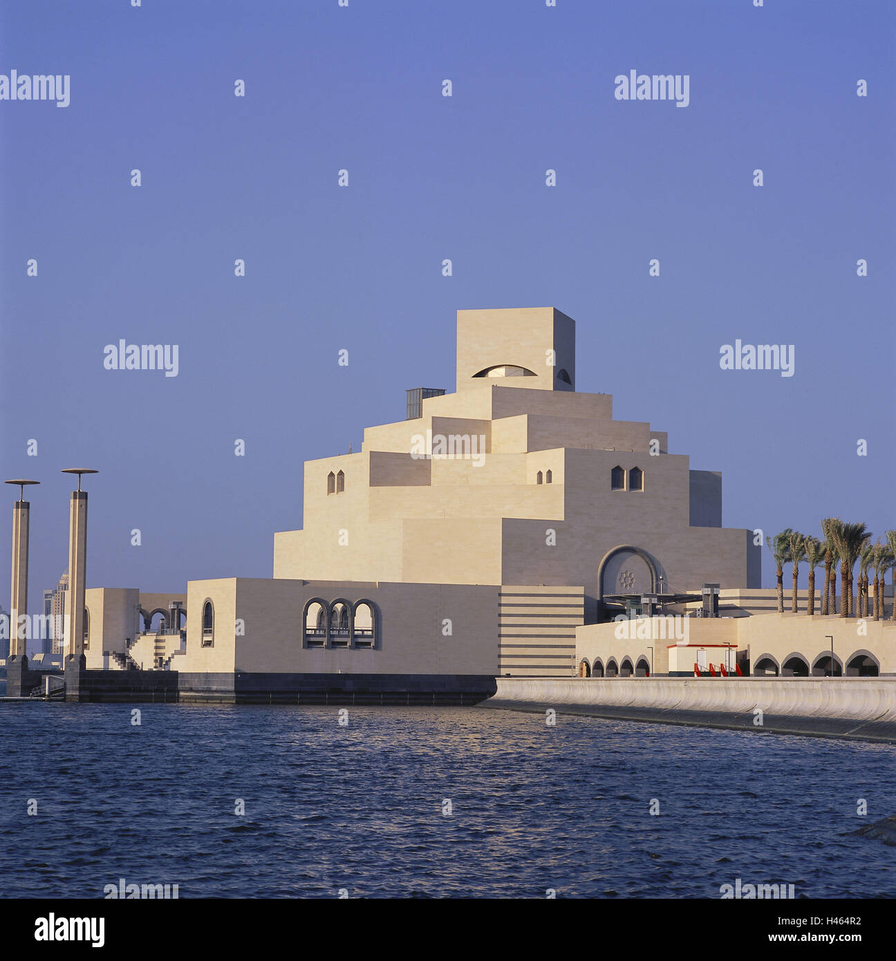 En Doha, Qatar, el museo de arte islámico, tierra, mar, sheikdom, ciudad capital, destino, lugar de interés, la cultura, la construcción, la arquitectura, la arquitectura, el estilo arquitectónico, la isla de los museos, el edificio del museo, el cielo azul, nubes, agua, Foto de stock