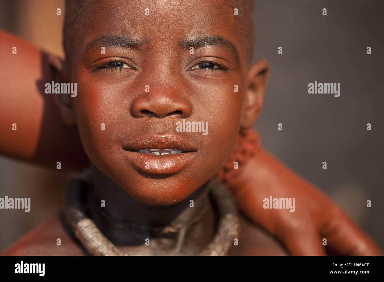 África, Namibia, en la región de Kunene, Kaokoveld, himbas boy, retrato, Foto de stock