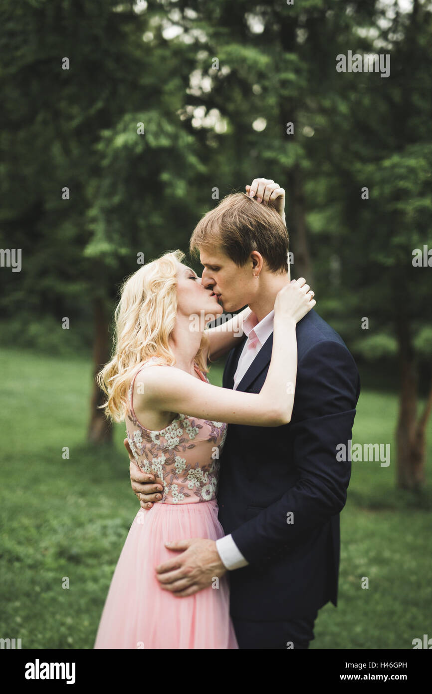 Pareja joven en amor, divertirse y disfrutar de la hermosa naturaleza Foto de stock