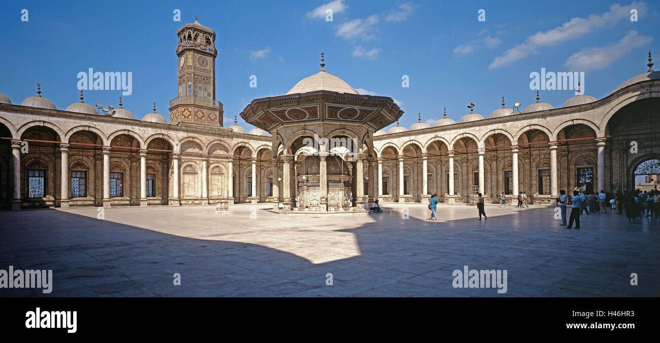 Egipto, El Cairo, mezquita de alabastro, patio interior, turístico, ningún modelo de liberación, la ciudad, la mezquita de Muhammad Ali, la mezquita, la estructura, el estilo arquitectónico, corte, torre, paseos de arcade, pozos de agua, limpieza de pozos, turismo, atracción, lugar de interés, la religión, el Islam, persona, panorama, Foto de stock