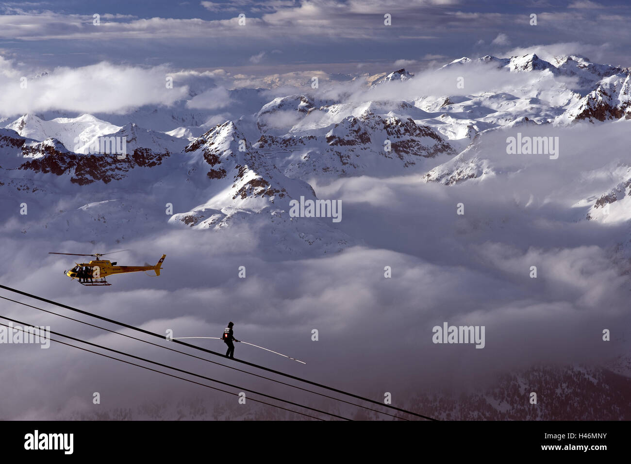 Suiza, Engadiner Alpes, Corvatsch, High Rope artiste, helicóptero, Südostschweiz, Grigon, Berninagruppe, Oberengadin, Silvaplana Surlej Corvatschseilbahn,,, equilibrista, High Rope artiste, el hombre, la persona, cuerda, cable metálico, malabarismo, equilibrio Foto de stock