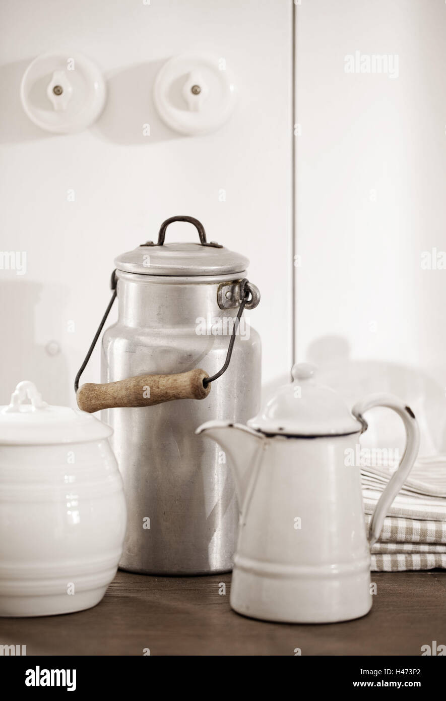 Potes, jarra de leche, tetera Fotografía de stock - Alamy
