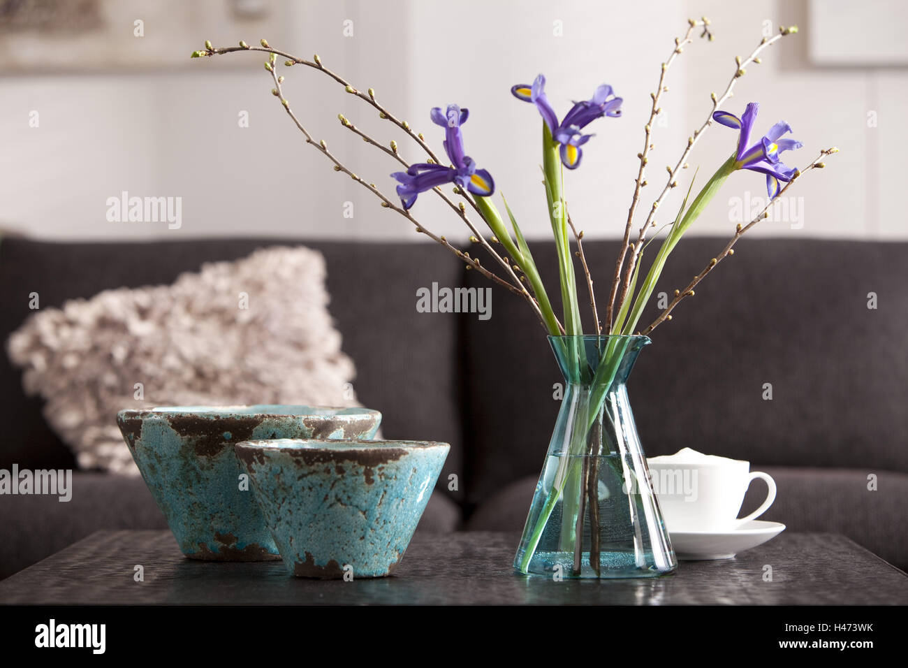 Interieur, bolos, el jarrón, las flores, taza, almohada Foto de stock