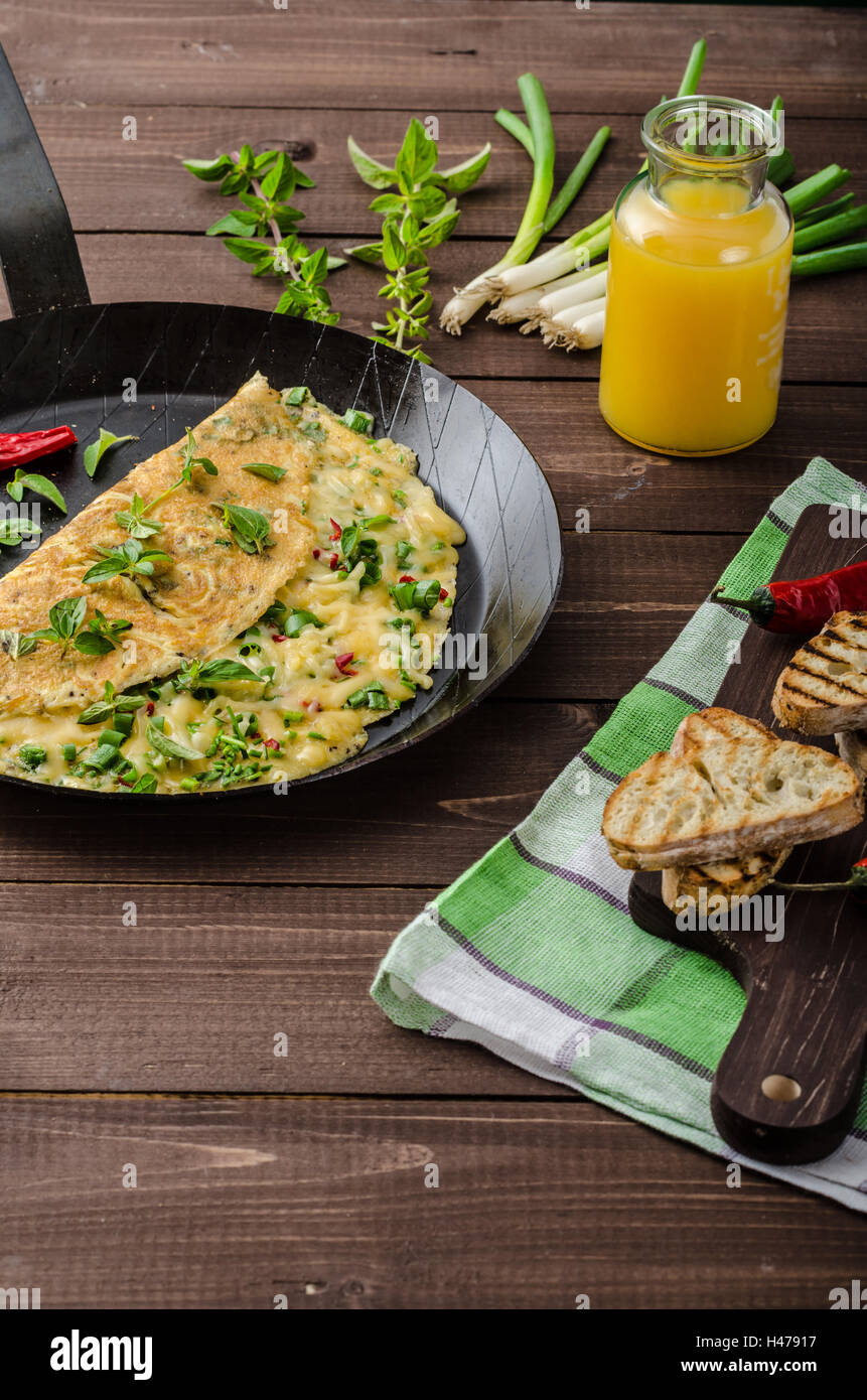 Tortilla de queso con cebolla, hierbas y ají, pan tostado y zumo de