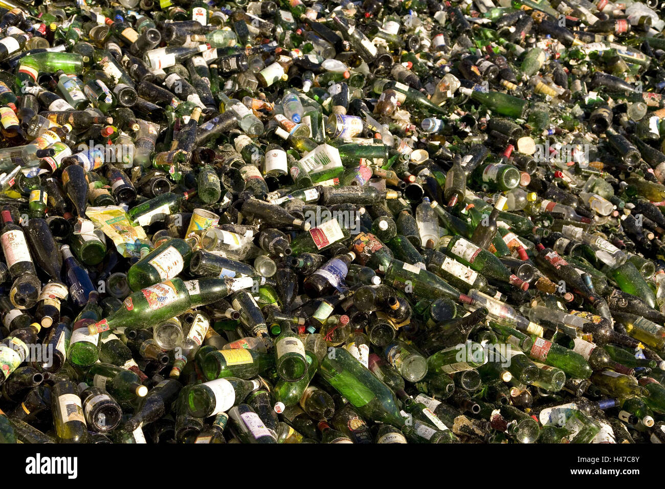 Reciclaje, viejos, botellas de vidrio, el medio ambiente, la protección del medio ambiente, los desechos industriales, basura, desechos de economía, basura, colectivo, planta de reciclado, vidrio reciclado, separación de basura, vidrio, vidrio coloreado, botellas, frascos de vidrio, accumulatedly matraz, montaña, muchos, cantidad enormes cantidades, pile, acumulación, materias primas, el reciclaje, la amplia utilización, reutilización, reelaboración, separación, Concepción, icono, tirados en blanco, la sociedad de consumo, la transitoriedad, Foto de stock