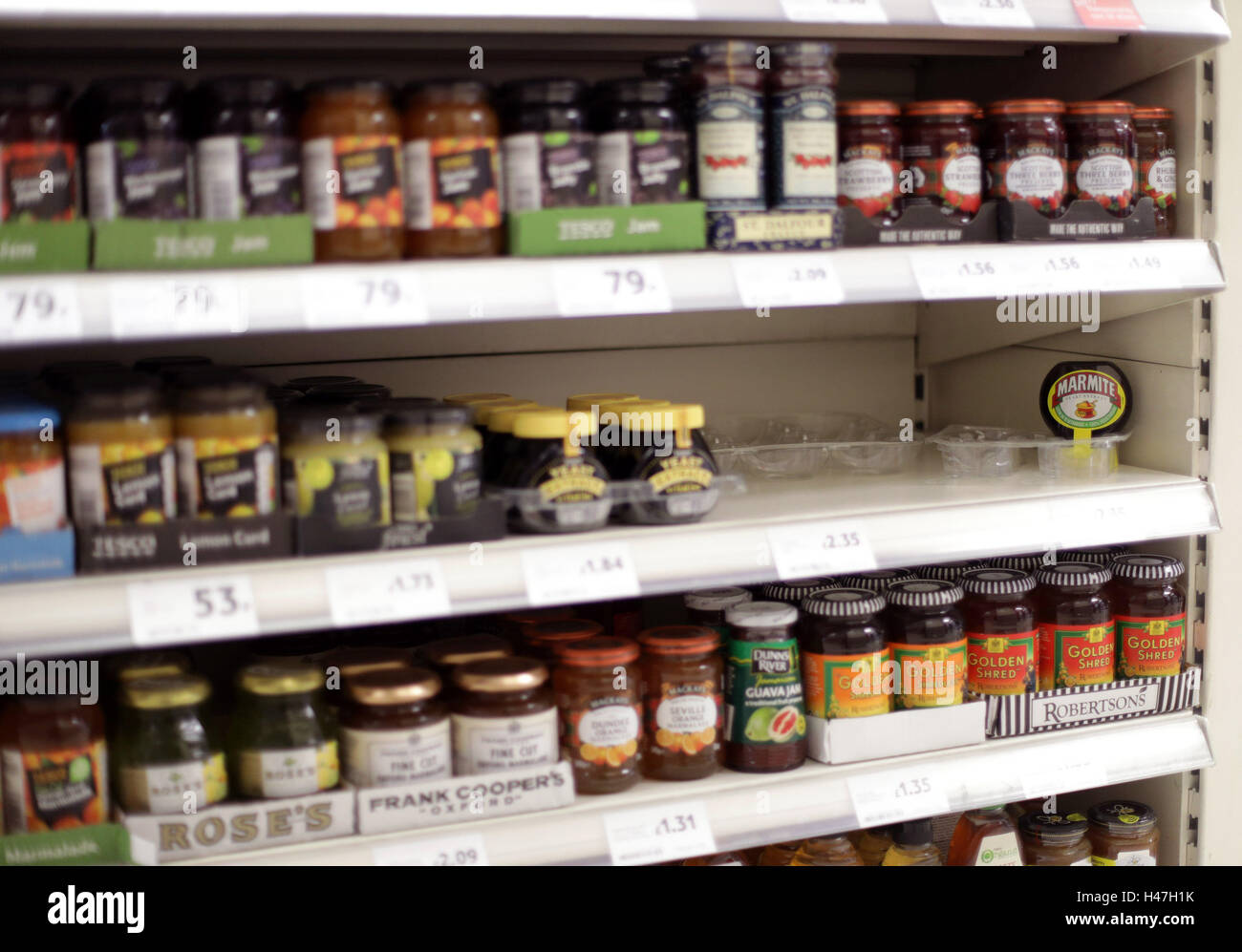 Un solo tarro de Marmite que queda en la estantería de una tienda Tesco en Victoria, Londres, como el jefe de finanzas de Unilever admitió que los precios de sus productos populares aumentarán como resultado del colapso en libras esterlinas, Un día después de que la empresa fuera acusada de "explotar a los consumidores" tras una fila con Tesco. Foto de stock