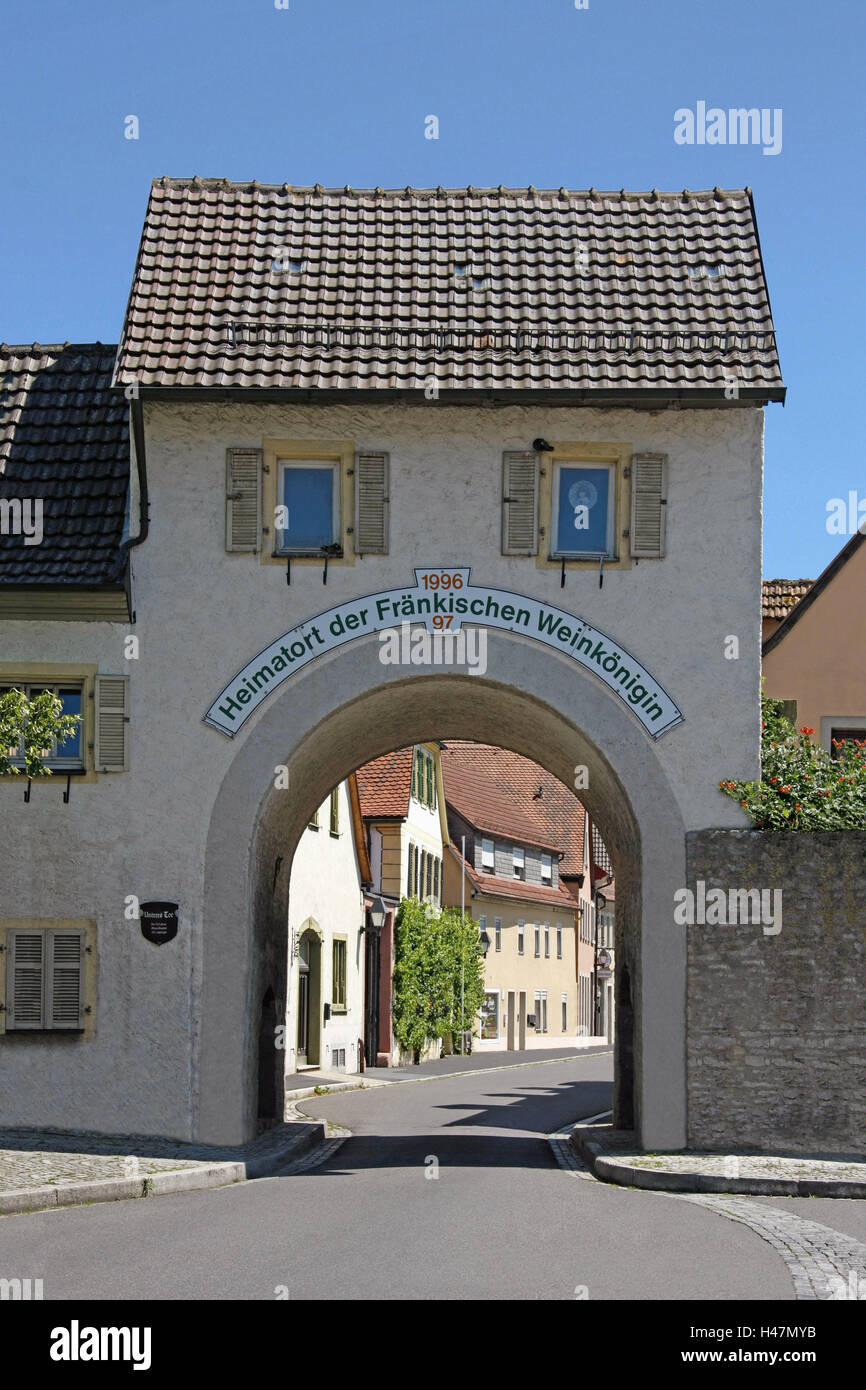 Alemania, Baviera, Eibelstadt, baje el objetivo, en 1876, en 1996, en 1997, el muro de la ciudad, muralla medieval, la fortificación de la ciudad, la casa de línea, lugar de interés, el turismo, el sol, el cielo azul, camino a través, pasaje, Foto de stock