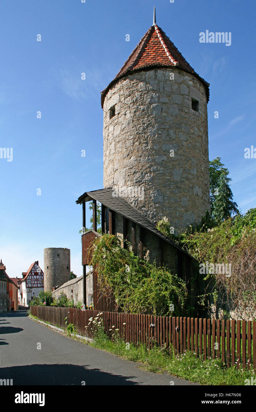 Alemania, Baviera, Eibelstadt, torres, murallas de la ciudad, la fortificación de la ciudad, la Edad Media, las murallas de la ciudad, el cielo azul, el sol, Foto de stock