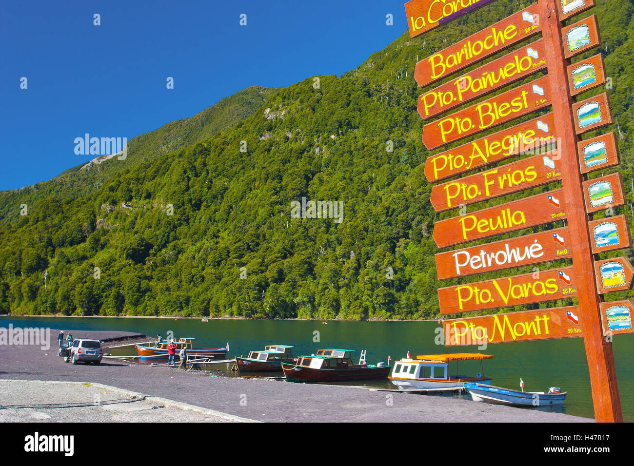 América del Sur, Chile, Patagonia, Parque Nacional Petrohue, puerto deportivo, muelle, signpost, puertos en Chile y Argentina, Foto de stock