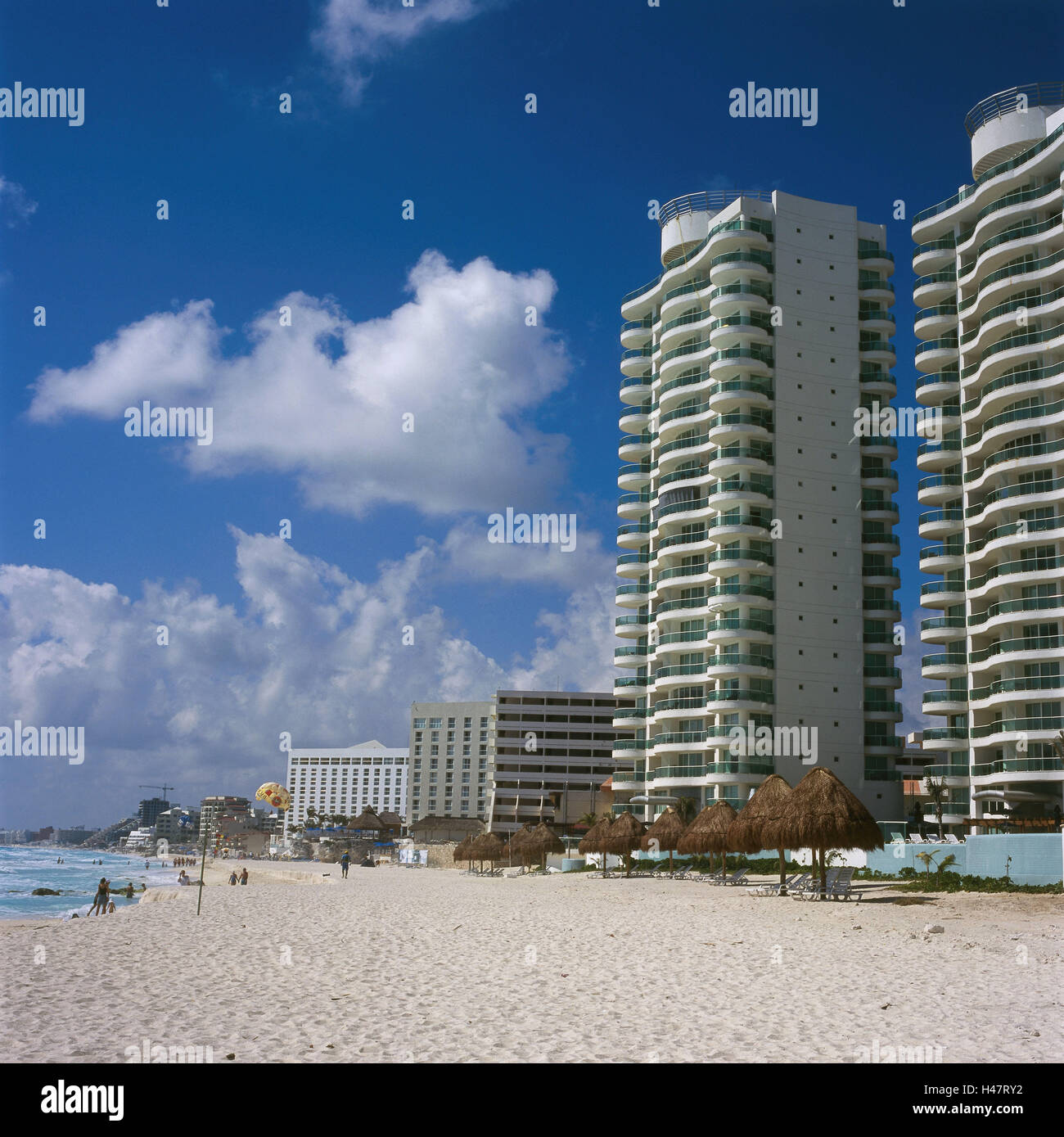 México, Quintana Roo, Cancún, Playa, hotel, América Central, América  Latina, el pueblo, la ciudad, el agua, el mar, la ciudad balnearia, verano,  fuera, playa de arena, casas, edificios, edificios altísimos, arquitectura,  persona,