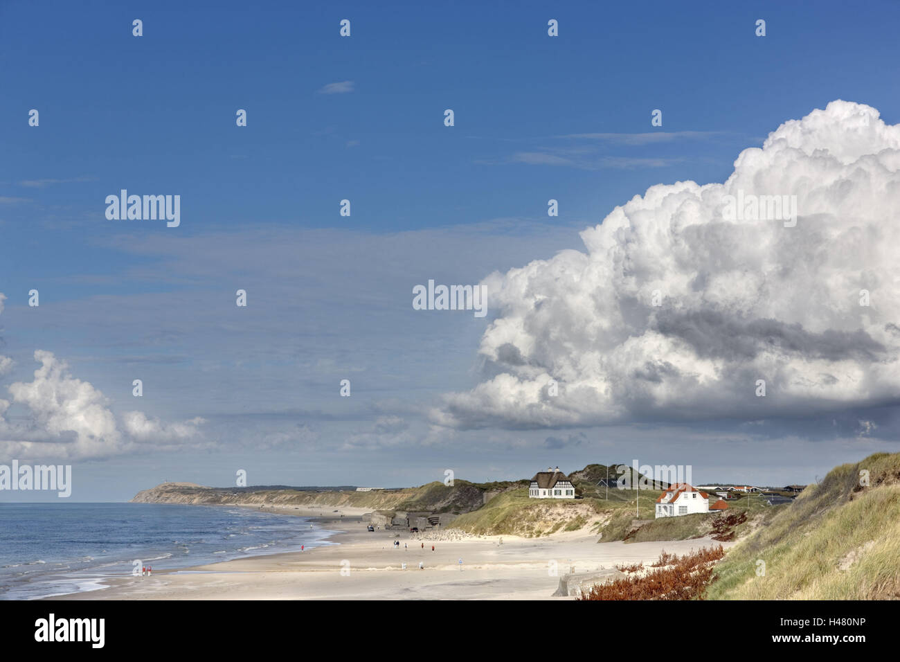 Dinamarca, Jutlandia, Løkken, Playa, Casas, el mar, el cielo, vacaciones resort, playa de arena, mar del Norte, los cochecitos, las personas, los turistas, el clima, el sol, las nubes, Foto de stock
