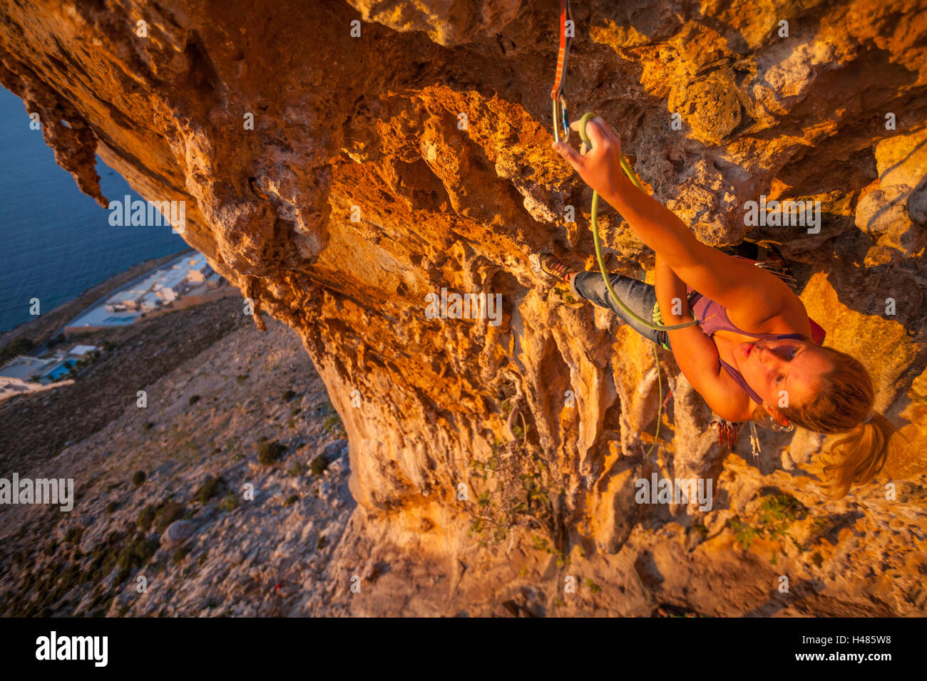 Aleksandra Ola Taistra polaca, la escalada en roca escalando el atleta 7c ruta en Grande Grotta sector en la isla de Kalymnos, Grecia Foto de stock