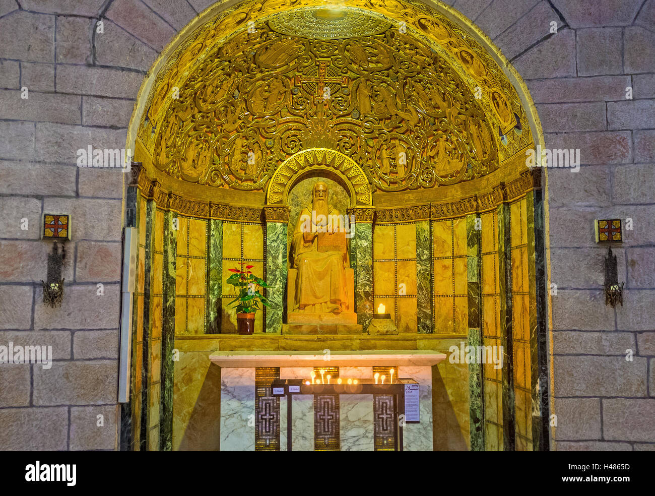 El altar lateral en la Dormición Iglesia decorado con la escultura en madera y tallados, Jerusalem, Israel Foto de stock