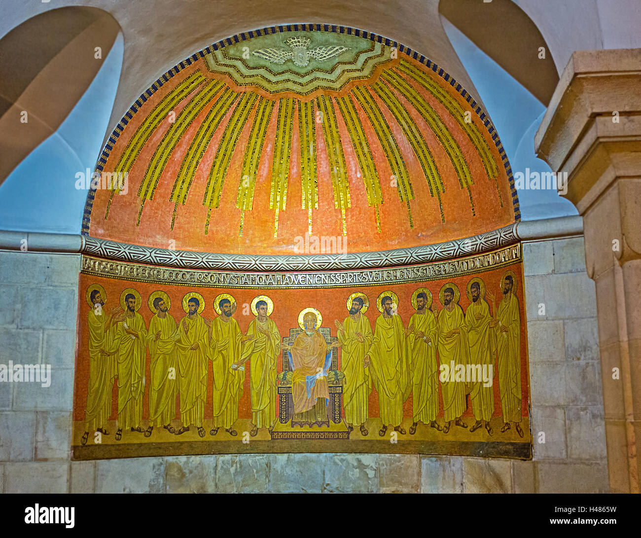 El altar de la cripta de la Iglesia de la Dormición, muestra a la Virgen María y apóstoles de Jesús, en Jerusalén, Israel Foto de stock