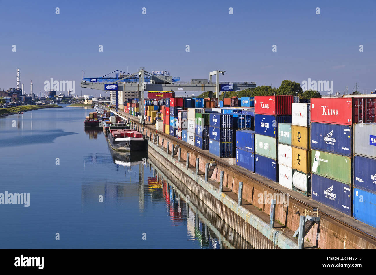 Alemania, Baden-Wurttemberg, Rhein-Neckar región, Mannheim, puerto comercial, contenedor de carga, vista de Kurt Schumacher puente, Foto de stock