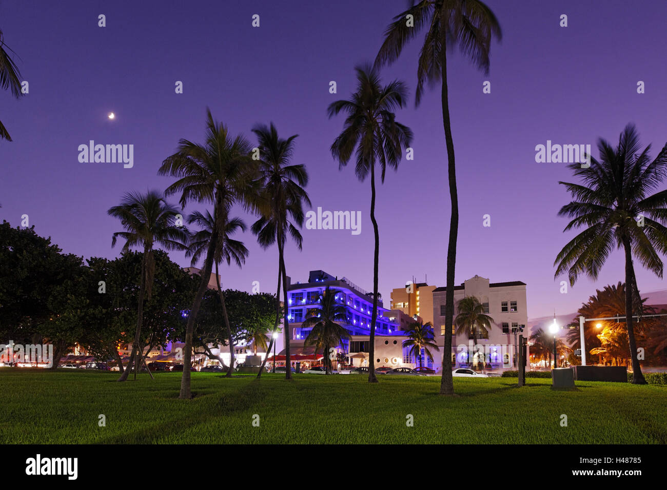 Hoteles al anochecer, Ocean Drive de Miami South Beach, el Distrito Art Deco, Florida, Estados Unidos. Foto de stock