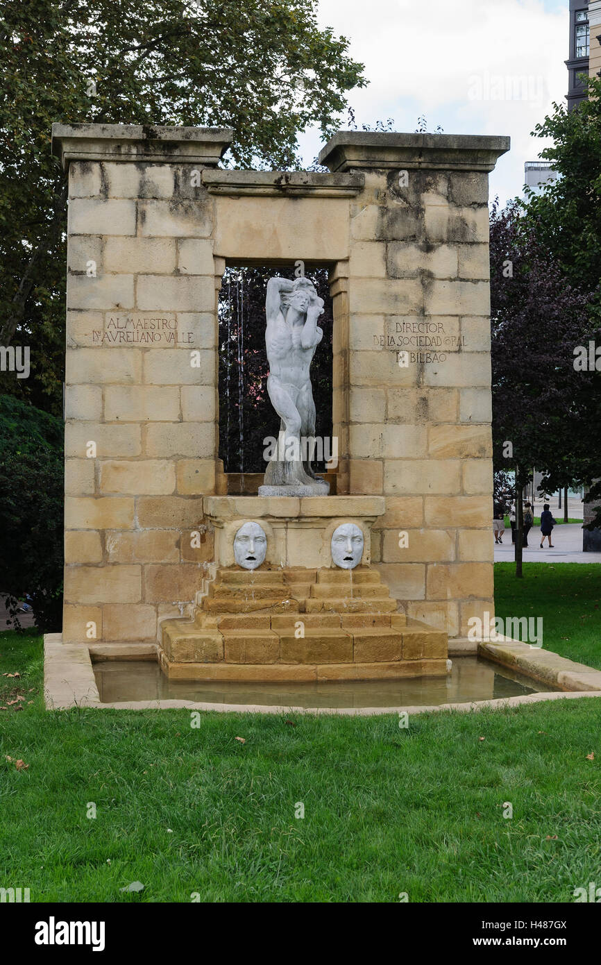Fuente con rostros y escultura en el jardín del Museo de Bellas Artes de Bilbao, España, Europa. Foto de stock