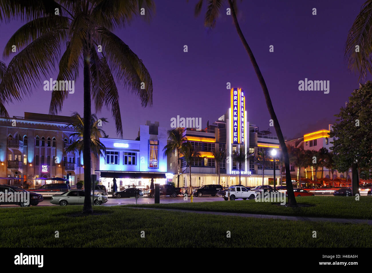 Hotel 'Rompeolas' al atardecer, Ocean Drive de Miami South Beach, el Distrito Art Deco, Florida, Estados Unidos. Foto de stock