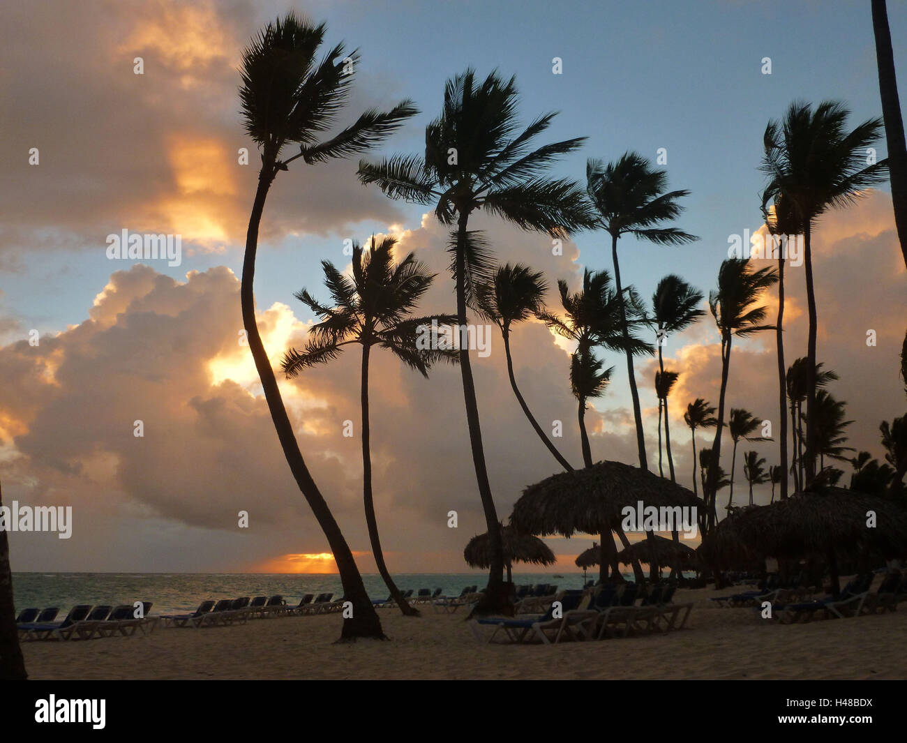 La República Dominicana, Punta Cana, Playa Bávaro, amanecer en el palm beach, magníficas nubes, Foto de stock