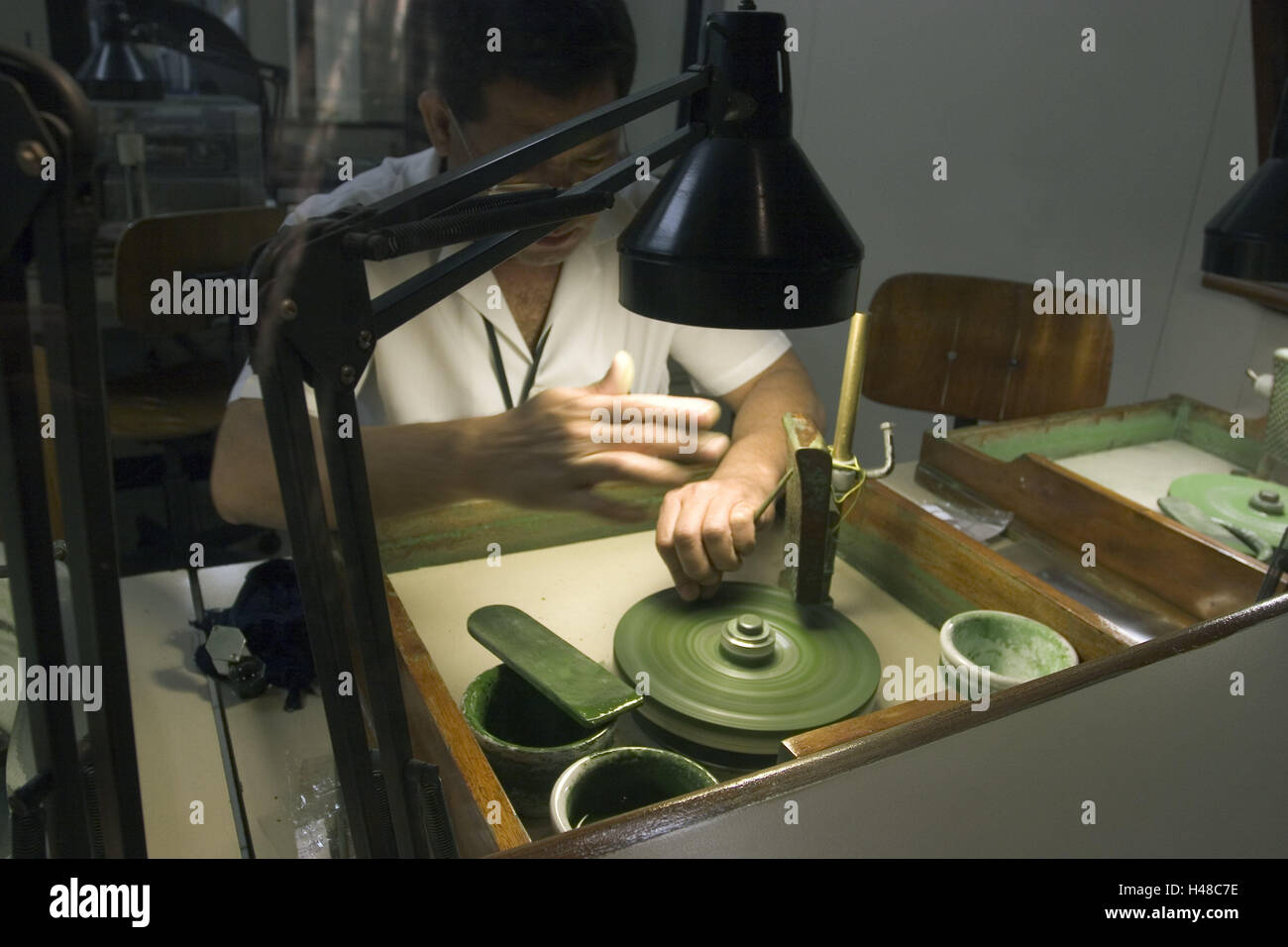 Brasil, Rio de joyería, preciosas, Trail, Sudamérica, persona, hombre, piedras semipreciosas, máquina de lijado, esmerilado, tratamiento, polaco, procesamiento, economía, trabajo, ocupación Fotografía de stock - Alamy