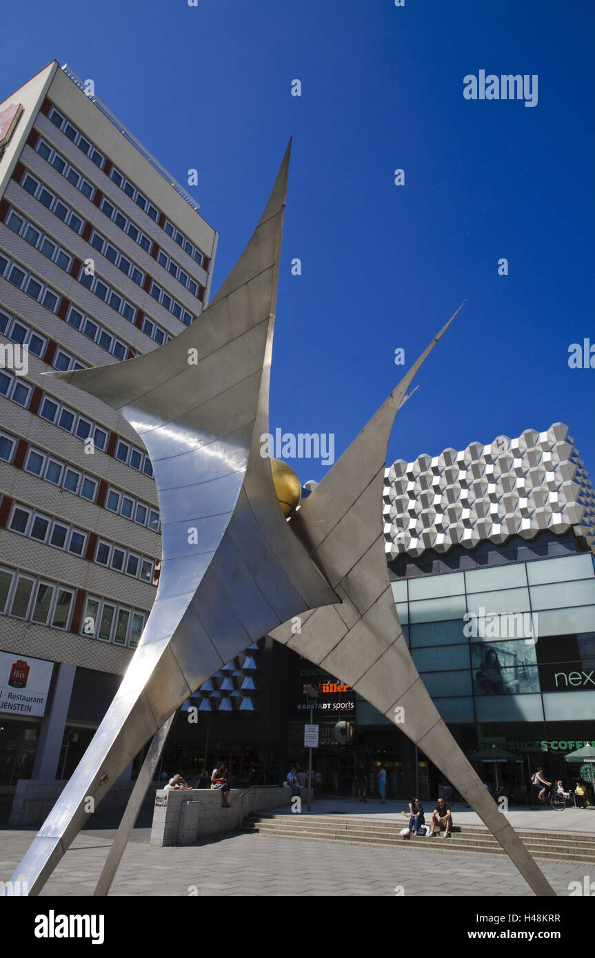 Calle comercial, Zona peatonal Prager Strasse, escultura y "Centrum Galerie', Dresde, Sajonia, Alemania Foto de stock