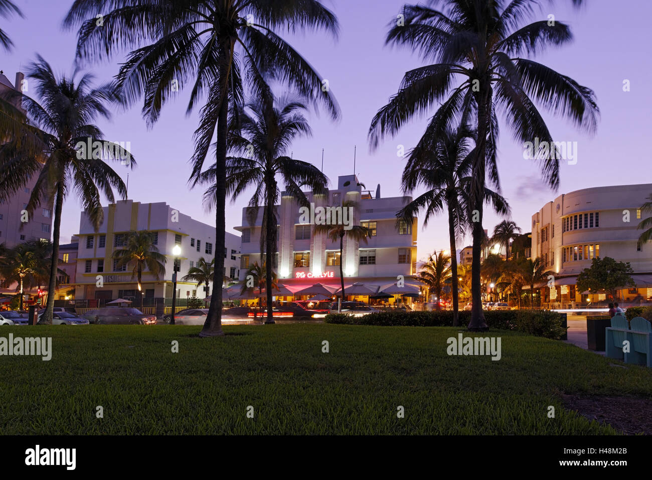 Hotel 'The Carlyle' al atardecer, Ocean Drive de Miami South Beach, el Distrito Art Deco, Florida, Estados Unidos. Foto de stock
