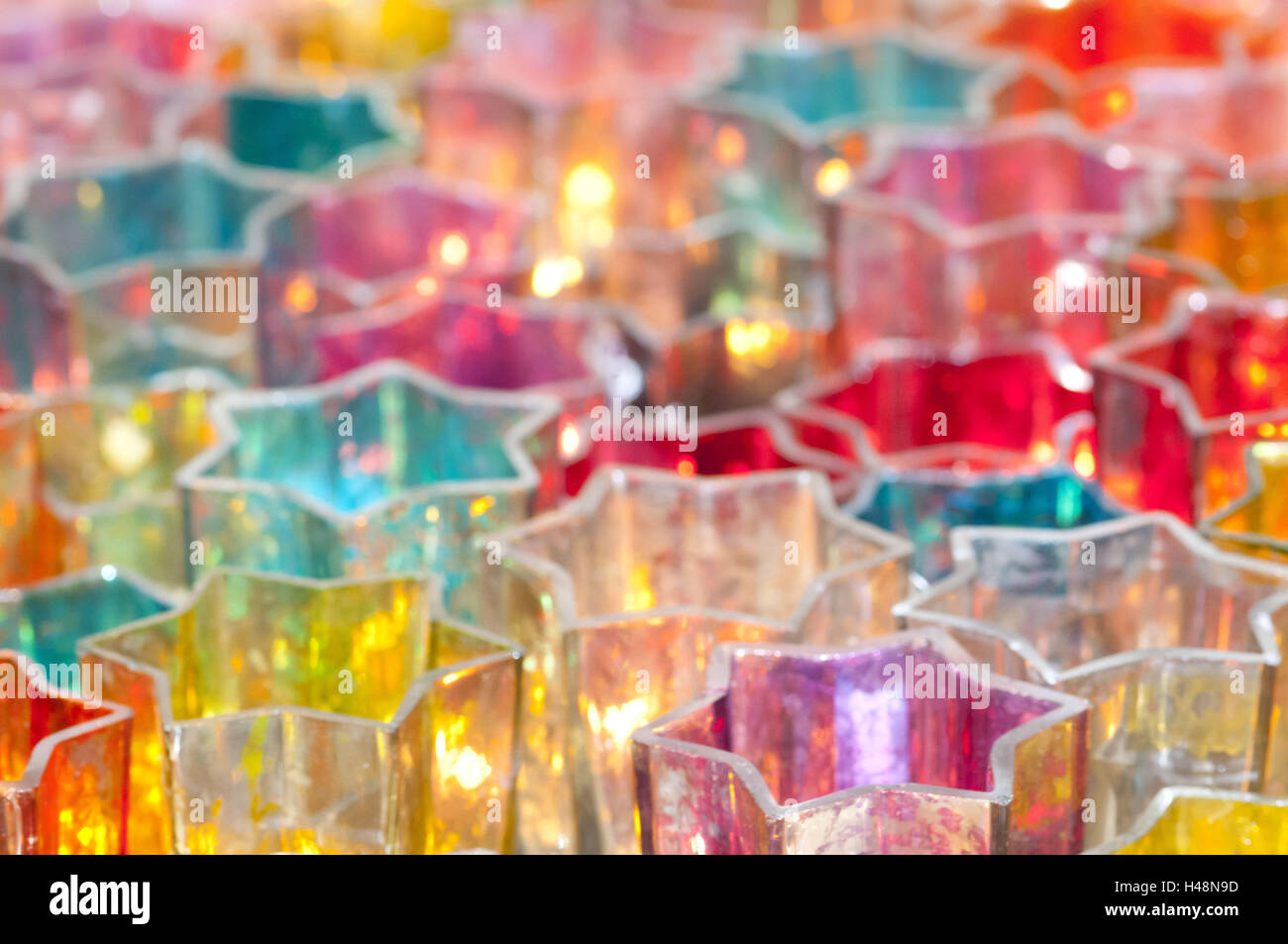Las luces del viento, la luz de las velas en coloridos recipientes de vidrio, Foto de stock