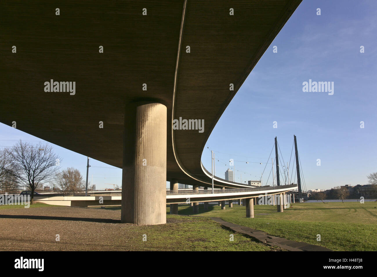 Alemania, en Renania del Norte-Westfalia, Dusseldorf, rodilla, el puente, el río Rin. Foto de stock