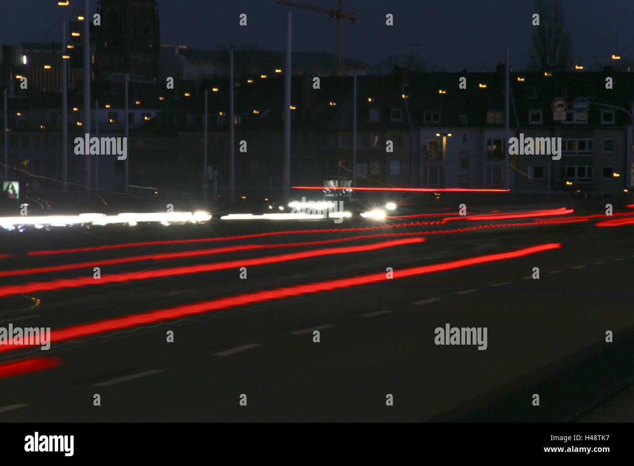 Alemania, en Renania del Norte-Westfalia, Dusseldorf, la rodilla, el tráfico, el puente de noche, Foto de stock