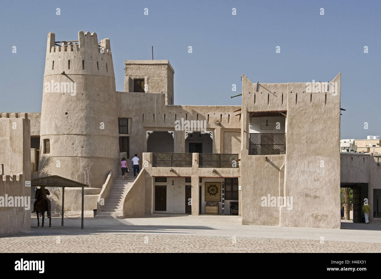 VAE, Ajman, Old Fort, 18. Ciento., patio interior, torre militar, Wind Tower, Foto de stock