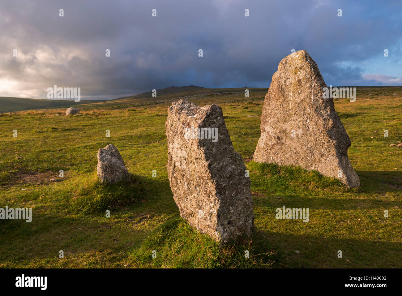 Standing Stones megalíticos en Merrivale, Parque Nacional de Dartmoor, Devon, Inglaterra. Verano (julio de 2014). Foto de stock