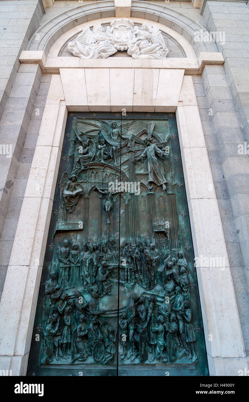 Ornamentada puerta de bronce de la Catedral de La Almudena (Santa María la  Real de La Almudena de Madrid Fotografía de stock - Alamy