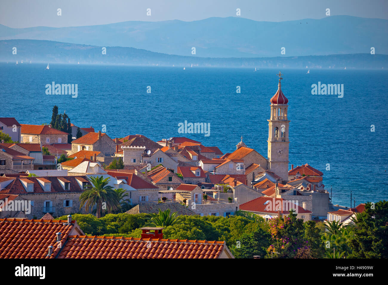 Ciudad de Sutivan vista del horizonte, isla de Brac, en Croacia Foto de stock