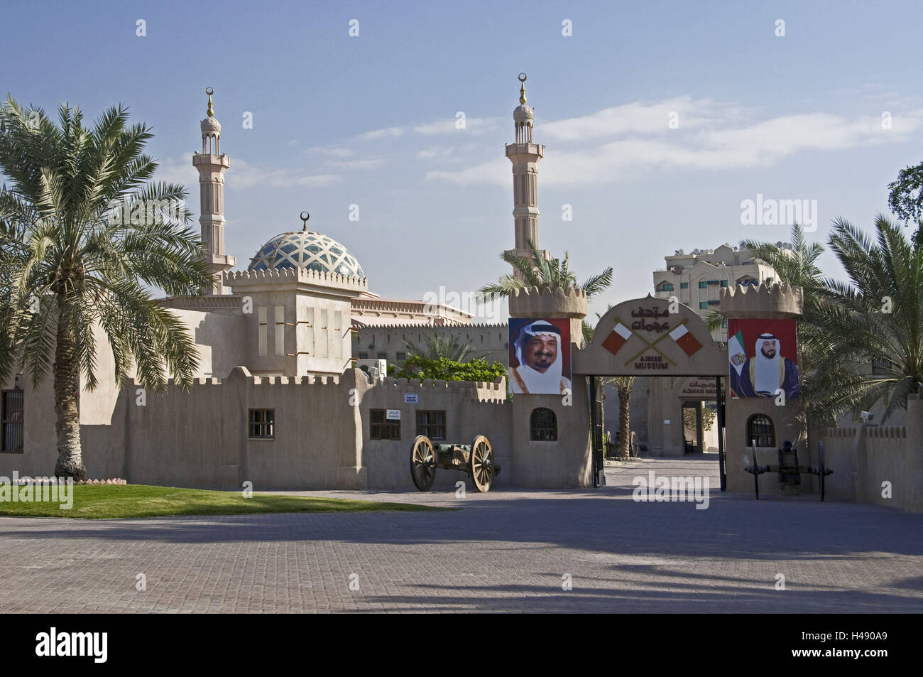 VAE, Ajman, Old Fort, 18. Ciento., entrada, mezquita, palmas, Foto de stock