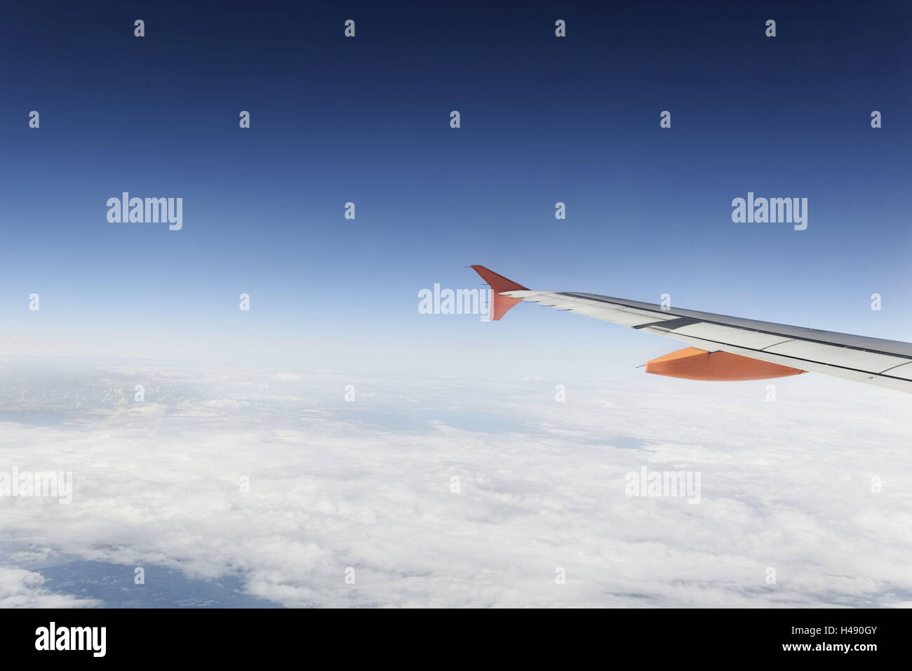 , Ala de avión Airbus A320 por encima de las nubes, el cielo, el horizonte, Foto de stock