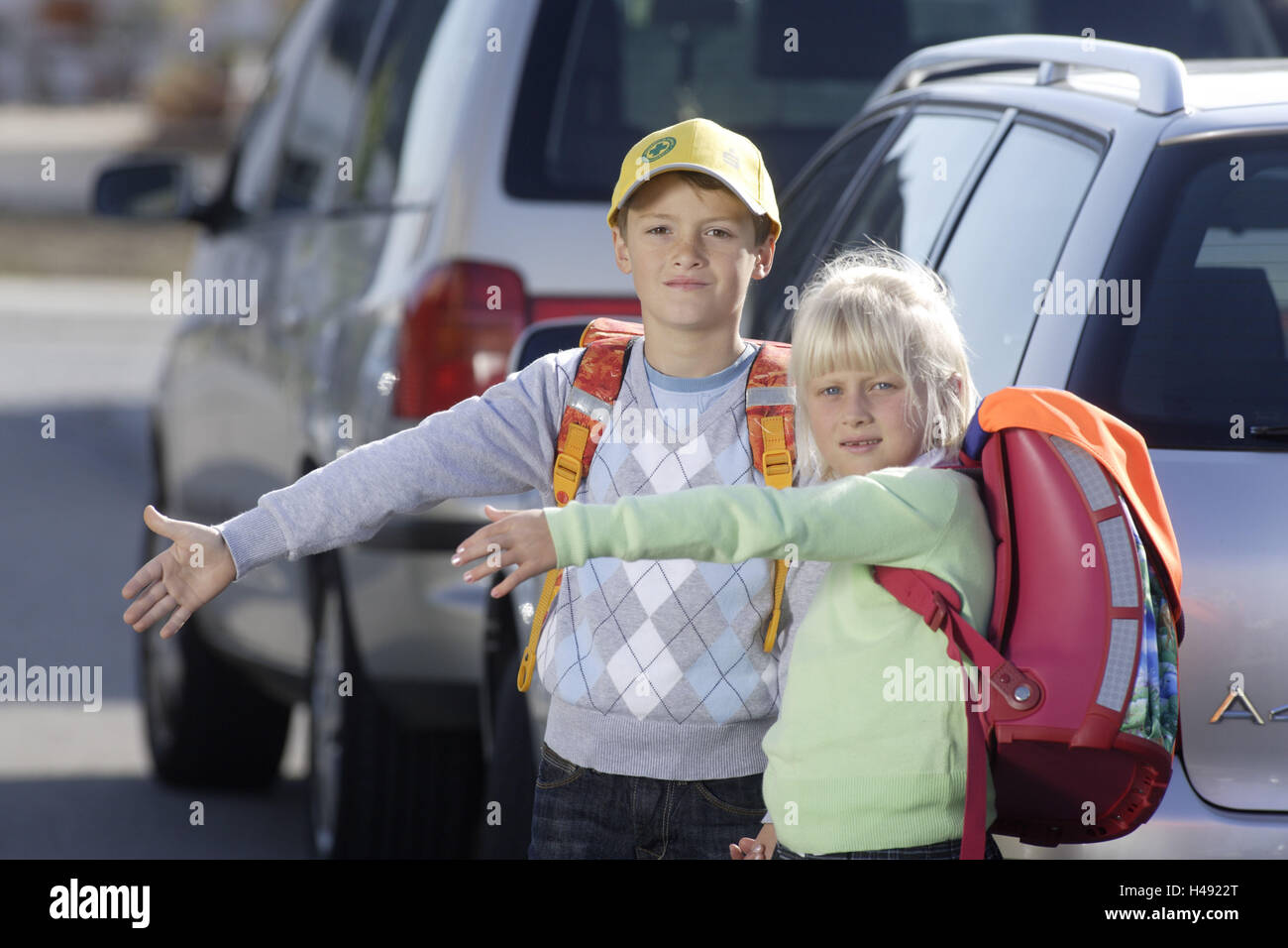 El colegial, el niño, la niña, la mano figura, escuela, automóviles, Foto de stock