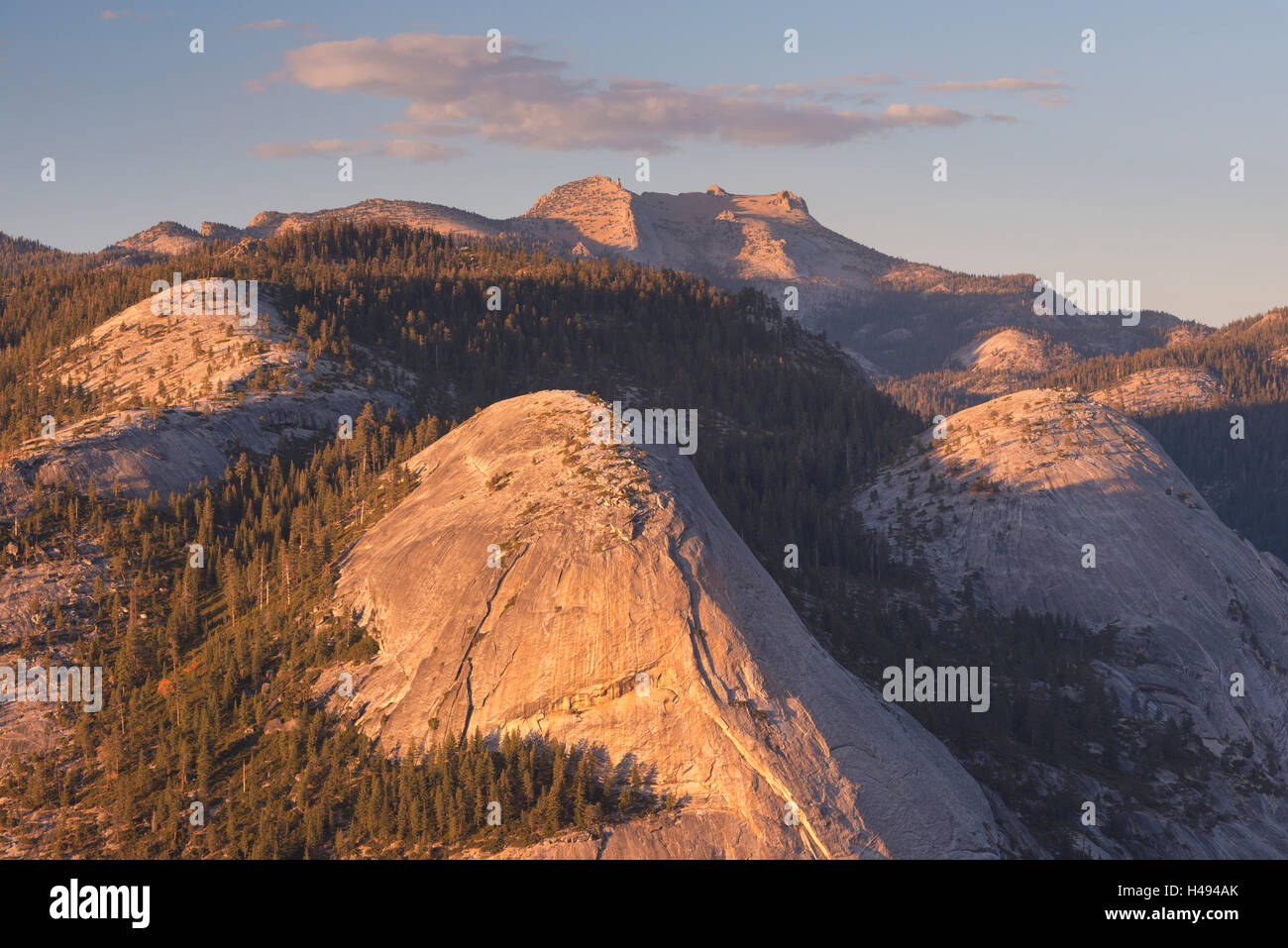 Alta Sierra, paisajes de montaña desde el Glaciar Point, el Parque Nacional Yosemite, California, USA. Otoño (octubre de 2013). Foto de stock