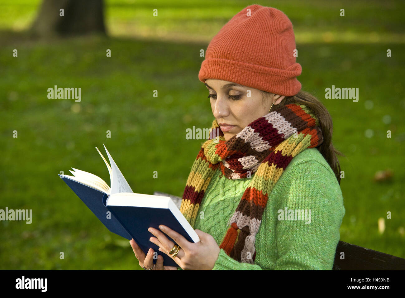 Mujer, bufanda, libro, parque-banco, sentarse, leer Fotografía de stock -  Alamy