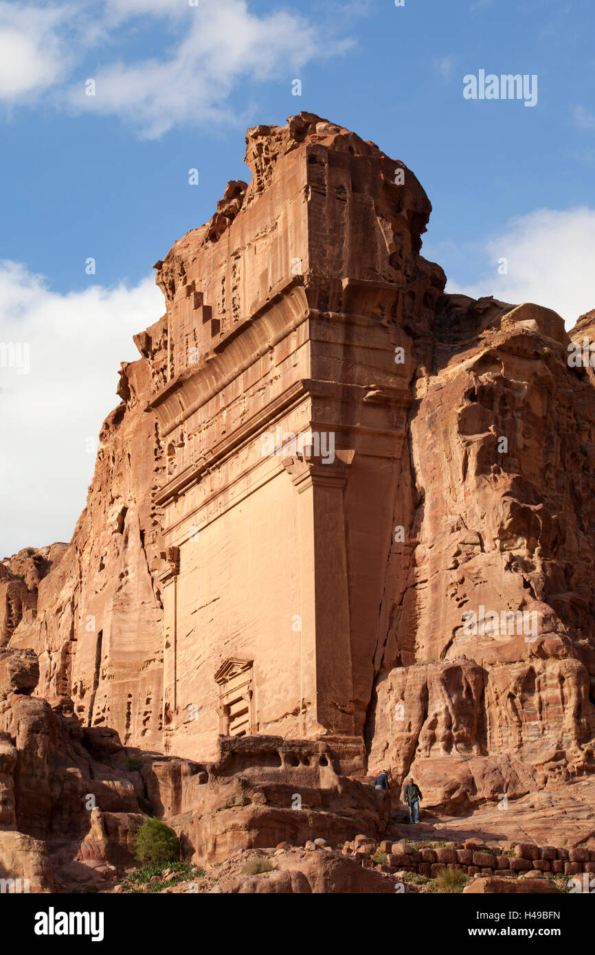 La Tumba de Uneishu (Tumbas Reales) dentro de la ciudad perdida de Petra, Jordania, Oriente Medio. Foto de stock