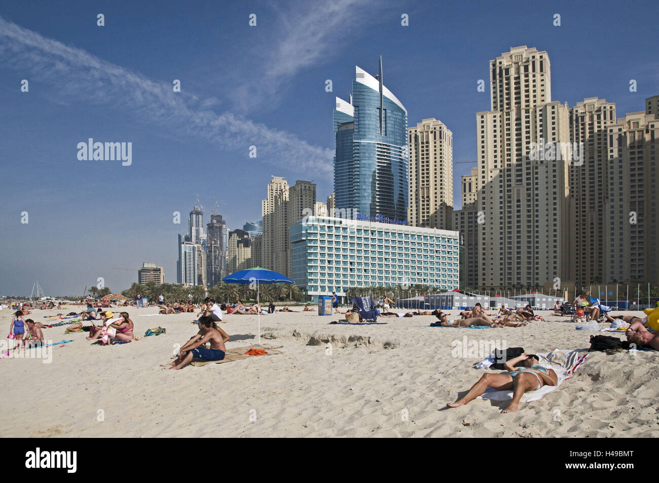 VAE, Dubai, Dubai Marina, playa, rascacielos, edificios altísimos, personas Foto de stock