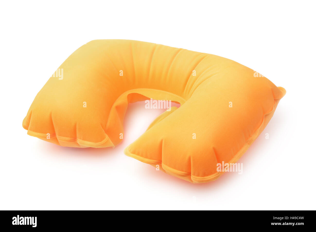 Cuello almohada inflable naranja aislado en blanco Foto de stock